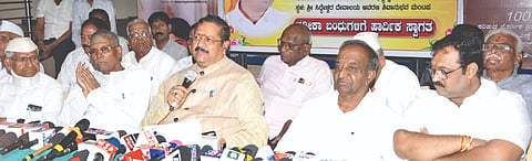 ವಿಜಯಪುರ ನಗರದ ಸಿದ್ಧೇಶ್ವರ ದೇವಸ್ಥಾನ ಆವರಣದಲ್ಲಿ ಹಮ್ಮಿಕೊಂಡಿದ್ದ ಸುದ್ದಿಗೋಷ್ಠಿಯಲ್ಲಿ ಶಾಸಕ ಬಸನಗೌಡ ಪಾಟೀಲ ಯತ್ನಾಳ ಮಾತನಾಡಿದರು. ಬಸಯ್ಯ ಹಿರೇಮಠ, ಸಂ.ಗು. ಸಜ್ಜನ, ಗುರು ಗಚ್ಚಿನಮಠ ಮತ್ತಿತರರಿದ್ದಾರೆ.