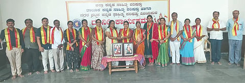ವಿಜಯಪುರದ ಕಸಾಪ ಸಭಾಂಗಣದಲ್ಲಿ ಹಮ್ಮಿಕೊಂಡಿದ್ದ ದತ್ತಿಗೋಷ್ಠಿಯನ್ನು ಗಣ್ಯರು ಉದ್ಘಾಟಿಸಿದರು. ಕಸಾಪ ಜಿಲ್ಲಾಧ್ಯಕ್ಷ ಹಾಸಿಂಪೀರ ವಾಲಿಕಾರ, ರಾಜೇಶ್ವರಿ ಮೋಪಗಾರ, ಜಗದೀಶ ಪಟ್ಟಣಶೆಟ್ಟಿ  ಮತ್ತಿತರರಿದ್ದಾರೆ.