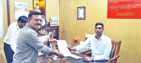 ಆಯುಷ್ಯ ವೈದ್ಯಾಧಿಕಾರಿಗಳ ಹುದ್ದೆಗಳಿಗೆ ನೇಮಕಗೊಳಿಸುವಂತೆ ಒತ್ತಾಯಿಸಿ ಜಿಲ್ಲೆಯ ಆಯುಷ್ಯ ವೈದ್ಯಾಧಿಕಾರಿಗಳ ಪರವಾಗಿ ಜಿಲ್ಲಾಧಿಕಾರಿ ಡಾ. ಆನಂದ ಕೆ. ಅವರಿಗೆ ಮನವಿ ಸಲ್ಲಿಸಲಾಯಿತು. ಸಂತೋಷ ಬಗಲಿ ಮತ್ತಿತರರಿದ್ದಾರೆ.