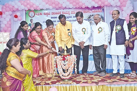 ವಿಜಯಪುರದ ಬಿಡಿಈ ಸಂಸ್ಥೆಯ ಬಾಲಕಿಯರ ಪದವಿ ಪೂರ್ವ ವಿದ್ಯಾಲಯದಲ್ಲಿ ಹಮ್ಮಿಕೊಂಡಿದ್ದ ಪಿಯುಸಿ ಪ್ರಥಮ ವರ್ಷದ ವಿದ್ಯಾರ್ಥಿನಿಯರ ಸ್ವಾಗತ ಸಮಾರಂಭವನ್ನು ಗಣ್ಯರು ಉದ್ಘಾಟಿಸಿದರು. ಶಿವನ್ಯಾ ವಿಜಾಪೂರ, ಎ.ಡಿ. ದೇಶಪಾಂಡೆ ಮತ್ತಿತರರಿದ್ದಾರೆ.