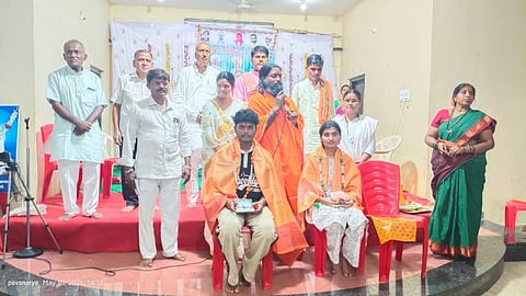 ವಿಜಯಪುರದ ಶ್ರೀ ಜಗದ್ಗುರು ಮೌನೇಶ್ವರ ದೇವಸ್ಥಾನದಲ್ಲಿ ಹಮ್ಮಿಕೊಂಡಿದ್ದ ಸತ್ಸಂಗ ಕಾರ್ಯಕ್ರಮದಲ್ಲಿ ಪ್ರತಿಭಾನ್ವಿತ ವಿದ್ಯಾರ್ಥಿಗಳನ್ನು ಸನ್ಮಾನಿಸಿ ಗೌರವಿಸಲಾಯಿತು. ಪ್ರಣವ ಪ್ರಕಾಶ ಮಹಾರಾಜರು, ಎಸ್.ಎಂ. ಗಂಗಾಣಿ ಮತ್ತಿತರರಿದ್ದಾರೆ.