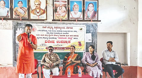 ವಿಜಯಪುರದ ಖೇಡ ಮಹಾವಿದ್ಯಾಲಯದಲ್ಲಿ ಹಮ್ಮಿಕೊಂಡಿದ್ದ ಲೈಂಗಿಕ ದೌರ್ಜನ್ಯ ತಡೆ ಗಟ್ಟುವಲ್ಲಿ ಸಮಾಜದ ಪಾತ್ರ ಕುರಿತು ವಿಶೇಷ ಉಪನ್ಯಾಸದಲ್ಲಿ ರಾಘು ಅಣ್ಣಿಗೇರಿ ಮಾತನಾಡಿದರು. ವಿಜಯಲಕ್ಷಿ÷್ಮÃ ಹಿಪ್ಪರಗಿ, ವಿನೋದ ಖೇಡ ಮತ್ತಿತರರಿದ್ದಾರೆ.