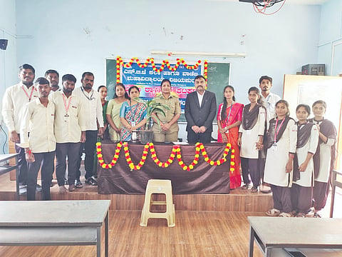 ವಿಜಯಪುರ ಎಸ್‌ಬಿಜೆ ಕಲಾ ಹಾಗೂ ವಾಣಿಜ್ಯ ಮಹಾವಿದ್ಯಾಲಯದಲ್ಲಿ ರ‍್ಯಾಗಿಂಗ್ ಮುಕ್ತ ಯುವ ಸಮುದಾಯ ಕುರಿತು ವಿಶೇಷ ಜಾಗೃತಿ ಕಾರ್ಯಕ್ರಮ ನಡೆಯಿತು. ವಿ.ಎನ್. ಕೆಂಗನಾಳ, ಜಯಂತಿ ನಾಯಕ, ಎಸ್.ಎಸ್. ಹೊನಮೊರೆ ಮತ್ತಿತರರಿದ್ದಾರೆ.