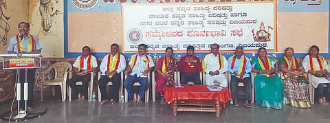 ವಿಜಯಪುರದ ಕಸಾಪ ಸಭಾಂಗಣದಲ್ಲಿ ಹಿಟ್ಟಿನಹಳ್ಳಿಯಲ್ಲಿ ನಡೆಯಲಿರುವ ಎಂಟನೇ ತಾಲೂಕು ಕನ್ನಡ ಸಾಹಿತ್ಯ ಸಮ್ಮೇಳನದ ಸರ್ವಾಧ್ಯಕ್ಷರ ಆಯ್ಕೆ ಸಭೆಯಲ್ಲಿ ಹಾಸಿಂಪೀರ ವಾಲಿಕಾರ ಮಾತನಾಡಿದರು. ಶಿಲ್ಪಾ ಭಸ್ಮೆ, ಅಭಿಷೇಕ ಚಕ್ರವರ್ತಿ, ಆನಂದ ಕುಲಕರ್ಣಿ ಮತ್ತಿತರರಿದ್ದಾರೆ.