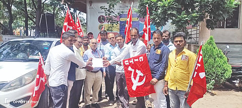 ವಿವಿಧ ಬೇಡಿಕೆಗಳನ್ನು ಈಡೇರಿಸಲು ಆಗ್ರಹಿಸಿ ರಾಜ್ಯ ಕಟ್ಟಡ ಮತ್ತು ಇತರೆ ನಿರ್ಮಾಣ ಕಾರ್ಮಿಕರ -Éಡರೇಶನ್ (ಸಿಐಟಿಯು ಸಂಯೋಜಿತ ) ವತಿಯಿಂದ ವಿಜಯಪುರದಲ್ಲಿ ಕಾರ್ಮಿಕ ಕಚೇರಿಗೆ ಮನವಿ ಸಲ್ಲಿಸಲಾಯಿತು. ಈರಣ್ಣ ಬೆಳ್ಳುಂಡಗಿ, ಲಕ್ಷ÷್ಮಣ ಹಂದ್ರಾಳ, ಸುರೇಶ ಜೀಬಿ ಮತ್ತಿತರರಿದ್ದಾರೆ.