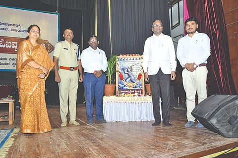 ವಿಜಯಪುರದ ಕಂದಗಲ್ಲ ಹನುಮಂತರಾಯ ರಂಗಮಂದಿರದಲ್ಲಿ ಹಮ್ಮಿಕೊಂಡಿದ್ದ ವೀರವನಿತೆ ವನಕೆ ಓಬವ್ವ ಜಯಂತಿ ಕಾರ್ಯಕ್ರಮವನ್ನು ಗಣ್ಯರು ಉದ್ಘಾಟಿಸಿದರು. ಸೋಮನಿಂಗ ಗೆಣ್ಣೂರ, ಉಜ್ವಲಾ ಸರನಾಡಗೌಡ, ಸುನೀಲ ಕಾಂಬಳೆ ಮತ್ತಿತರರಿದ್ದಾರೆ.