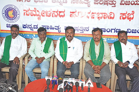 ವಿಜಯಪುರದ ಕಸಾಪ ಸಭಾಂಗಣದಲ್ಲಿ ಹಮ್ಮಿಕೊಂಡಿದ್ದ ಸುದ್ದಿಗೋಷ್ಠಿಯಲ್ಲಿ ಕರ್ನಾಟಕ ರಾಜ್ಯ ರೈತ ಸಂಘ ಹಸಿರು ಸೇನೆ ಅಧ್ಯಕ್ಷ ಸಂಗಮೇಶ ಸಗರ ಮಾತನಾಡಿದರು. ಸುಭಾಷ ಹಿಟ್ನಳ್ಳಿ, ಮಹಾದೇವ ಬನಸೋಡೆ, ಸಂಗಮೇಶ ಜಮಖಂಡಿ ಮತ್ತಿತರರಿದ್ದಾರೆ.