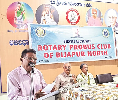  ವಿಜಯಪುರದ ವೀರಶೈವ ಲಿಂಗಾಯತ ಭವನದಲ್ಲಿ ಹಮ್ಮಿಕೊಂಡಿದ್ದ ಮಾಸಿಕ ಸಭೆಯಲ್ಲಿ ಡಾ. ಸೋಮಶೇಖರ ವಾಲಿ ಜನಪದರು ಕಂಡ ಶಿವಶರಣರು ವಿಷಯದ ಕುರಿತು ಉಪನ್ಯಾಸ ನೀಡಿದರು. ಮಹಾದೇವ ಹಾಲಳ್ಳಿ, ವಿ.ಸಿ. ನಾಗಠಾಣ, ಸಹದೇವ ನಾಡಗೌಡ, ಎಸ್.ಎನ್. ಶಿವಣಗಿ, ಮ.ಗು. ಯಾದವಾಡ, ಎಸ್.ಪಿ. ಮುಧೋಳ ಮತ್ತಿತರರಿದ್ದಾರೆ. 