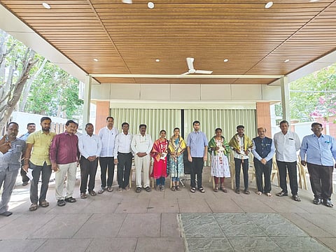 ದ್ವಿತೀಯ ಪಿಯುಸಿ ಪರೀಕ್ಷೆಯಲ್ಲಿ ರಾಜ್ಯಮಟ್ಟದಲ್ಲಿ ಸಾಧನೆಗೈದ ವಿದ್ಯಾರ್ಥಿಗಳನ್ನು ವಿಜಯಪುರದಲ್ಲಿ ಬಿಎಲ್‌ಡಿಇ ಸಂಸ್ಥೆಯ ನಿರ್ದೇಶಕ ಬಸನಗೌಡ ಪಾಟೀಲ ಸನ್ಮಾನಿಸಿ ಆರ್ಥಿಕ ನೆರವು ನೀಡಿದರು. ಸಿ.ಕೆ. ಹೊಸಮನಿ, ಆರ್.ವಿ. ಕುಲಕರ್ಣಿ, ಐ.ಎಸ್. ಕಾಳಪ್ಪನವರ ಮತ್ತಿತರರಿದ್ದಾರೆ.