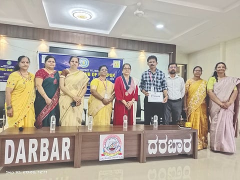 ವಿಜಯಪುರದ ವಿ.ಭ. ದರಬಾರ ಶಾಲೆಯಲ್ಲಿ ಪರಿಸರ ಸ್ನೇಹಿ ಗಣೇಶ ಉತ್ಸವದ ಕುರಿತು ಜಾಗೃತಿ ಕಾರ್ಯಕ್ರಮ ನಡೆಯಿತು. ವಿರೇಶ, ವಿ.ಕೆ. ಗುಜರಿ, ಜಯಶ್ರೀ ಪಾಟೀಲ ಮತ್ತಿತರರಿದ್ದಾರೆ.