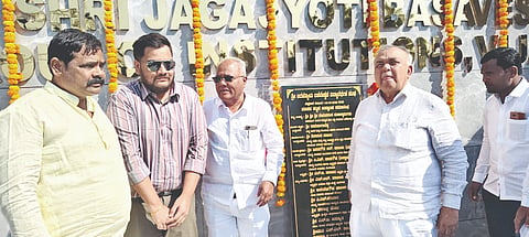 ವಿಜಯಪುರದ ಪುಲಕೇಶಿ ನಗರದಲ್ಲಿರುವ ಶ್ರೀ ಜಗಜ್ಯೋತಿ ಬಸವೇಶ್ವರ ವಿದ್ಯಾ ವರ್ಧಕ ಸಂಘದ ನೂತನ ಶಾಲಾ ಕಟ್ಟಡವನ್ನು ಸಚಿವ ರಾಮಲಿಂಗಾರೆಡ್ಡಿ ಉದ್ಘಾಟಿಸಿದರು. ಎಲ್.ಬಿ. ಪಾಟೀಲ, ಸಂತೋಷ್ ರೆಡ್ಡಿ ಪಾಟೀಲ ಮತ್ತಿತರರಿದ್ದಾರೆ.