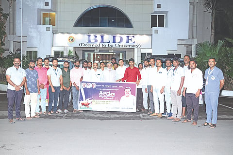 ಅಕ್ಷಯ ಕಲ್ಪ ಫೌಂಡೇಷನ್‌ಗೆ ತರಬೇತಿಗೆ ತೆರಳುತ್ತಿರುವ ಬಬಲೇಶ್ವರ ಹಾಗೂ ತಿಕೋಟಾ ತಾಲೂಕಿನ ವಿವಿಧ ಗ್ರಾಮಗಳ ರೈತರಿಗೆ ವಿಜಯಪುರ ನಗರದಲ್ಲಿ ಗಣ್ಯರು ಹಸಿರು ನಿಶಾನೆ ತೋರಿಸಿ ಬೀಳ್ಕೊಟ್ಟರು. ವೈ.ಎಂ. ಜಯರಾಜ, ಆರ್.ವಿ. ಕುಲಕರ್ಣಿ ಸತೀಶ ಪಾಟೀಲ, ಸಂತೋಷ ಬಿರಾದಾರ ಮತ್ತಿತರರಿದ್ದರು.