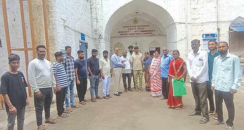 ಗಾಂಽ ನಗರ ಮತ್ತು ಶಿಕಾರಖಾನೆ ಬಡಾವಣೆಗಳಿಗೆ ಮೂಲ ಸೌಕರ್ಯಗಳನ್ನು ಕಲ್ಪಿಸುವಂತೆ ಒತ್ತಾಯಿಸಿ ಸ್ಥಳೀಯರು ವಿಜಯಪುರದಲ್ಲಿ ಅಪರ ಜಿಲ್ಲಾಽಕಾರಿ ಡಾ. ಔದ್ರಾಮ್ ಅವರಿಗೆ ಮನವಿ ಸಲ್ಲಿಸಿದರು.