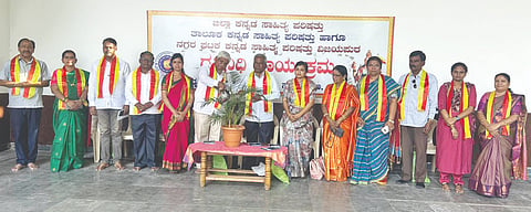 ವಿಜಯಪುರದ ಕಸಾಪ ಸಭಾಂಗಣದಲ್ಲಿ ಹಮ್ಮಿಕೊಂಡಿದ್ದ ದತ್ತಿ ಕಾರ್ಯಕ್ರಮವನ್ನು ಗಣ್ಯರು ಉದ್ಘಾಟಿಸಿದರು. ಮಹೇಶ ಕ್ಯಾತನ, ಕವಿತಾ ಮುದಕವಿ, ಹಾಸಿಂಪೀರ ವಾಲಿಕಾರ ಮತ್ತಿತರರಿದ್ದಾರೆ.