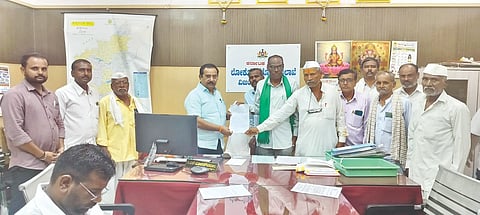 ಇಂಗಳೇಶ್ವರದಿAದ ಬೊಮ್ಮನಹಳ್ಳಿ ಡೋಣೂರ ಹಾಗೂ ಬಿಸನಾಳ ಹೋಗುವ ರಸ್ತೆ ದುರಸ್ತಿಗೊಳಿಸುವಂತೆ ಒತ್ತಾಯಿಸಿ ಇಂಗಳೇಶ್ವರ ಗ್ರಾಮದ ರೈತರು ವಿಜಯಪುರದಲ್ಲಿ ಲೋಕೋಪಯೋಗಿ ಇಲಾಖೆ ಕಾರ್ಯನಿರ್ವಾಹಕ ಅಭಿಯಂತರ ಸಿ.ಎಸ್. ಪೊಲೀಸ್ ಪಾಟೀಲ ಅವರಿಗೆ ಮನವಿ ಸಲ್ಲಿಸಿದರು. ಅರವಿಂದ ಕುಲಕರ್ಣಿ, ಸಿದ್ರಾಮಪ್ಪ ಎಮ್ಮಿ, ಸಿದ್ದಪ್ಪ ಜಕ್ಕೆನವರ ಮತ್ತಿತರರಿದ್ದಾರೆ.