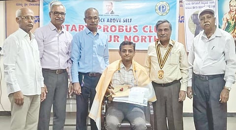 ವಿಜಯಪುರದ ವೀರಶೈವ ಲಿಂಗಾಯತ ಭವನದಲ್ಲಿ ಹಮ್ಮಿಕೊಂಡಿದ್ದ ಮಾಸಿಕ ಸಭೆಯಲ್ಲಿ ಡಾ. ಸಂಜೀವ ಸಜ್ಜನರ ಅವರನ್ನು ಸನ್ಮಾನಿಸಿ ಗೌರವಿಸಲಾಯಿತು. ಮಹಾದೇವ ಹಾಲಳ್ಳಿ, ಬಿ.ಎಸ್. ಸಜ್ಜನ, ಸುಭಾಷ ಬೆಟಗೇರಿ ಮತ್ತಿತರರಿದ್ದಾರೆ.