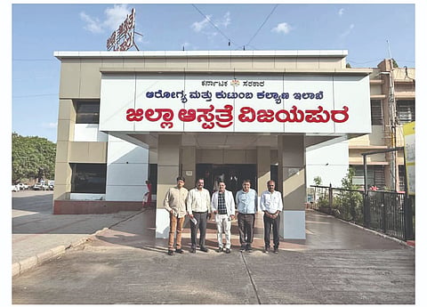 ನೂತನ ಸರ್ಕಾರಿ ವೈದ್ಯಕೀಯ ಕಾಲೇಜ್ ಸ್ಥಾಪನೆಗೆ ಸಂಬAಽಸಿದAತೆ ಅಗತ್ಯ ಪ್ರಕ್ರಿಯೆಗಳಿಗಾಗಿ ನೇಮಕಗೊಂಡಿರುವ ವಿಶೇಷ ಅಽಕಾರಿ ಡಾ. ರಾಜಶೇಖರ ದ್ಯಾಬೇರಿ ವಿಜಯಪುರ ನಗರದ ಜಿಲ್ಲಾಸ್ಪತ್ರೆಗೆ ಜಿಲ್ಲಾಸ್ಪತ್ರೆಗೆ ಭೇಟಿ ನೀಡಿದರು. ಶಿವಾನಂದ ಮಾಸ್ತಿಹೊಳಿ, ಸಂದೀಪ ಸಜ್ಜನ ಮತ್ತಿತರರಿದ್ದಾರೆ.