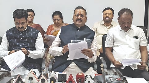 ವಿಜಯಪುರ ನಗರದ ಜೆಎಸ್‌ಎಸ್ ಆಸ್ಪತ್ರೆಯಲ್ಲಿ ಶಾಸಕ ಬಸನಗೌಡ ಪಾಟೀಲ ಯತ್ನಾಳ ಸುದ್ದಿಗೋಷ್ಠಿ ನಡೆಸಿದರು. ಡಾ. ಬಿ.ಎಸ್. ಪಾಟೀಲ ನಾಗರಾಳಹುಲಿ, ಶೈಲಜಾ ಪಾಟೀಲ ಯತ್ನಾಳ ಇತರರಿದ್ದಾರೆ.