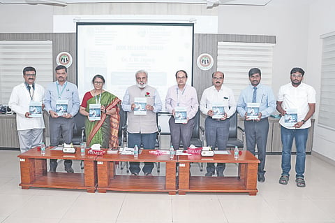 ವಿಜಯಪುರದ ಬಿಎಲ್‌ಡಿಇ ಡೀಮ್ಡ್ ವಿವಿಯಲ್ಲಿ ಹಮ್ಮಿಕೊಂಡಿದ್ದ ಕಾರ್ಯಕ್ರಮದಲ್ಲಿ ಅಡ್ವಾನ್ಸ್ ಕೇರ್ ಪ್ಲಾೃನಿಂಗ್ ಫಾರ್ ಅಲಝೈಮರ್ಸ್ ಡಿಸೀಸ್ ಆ್ಯಂಡ್ ಡೆಮೆನ್ಶಿಯಾ ಕೃತಿಯನ್ನು ವೈ.ಎಂ. ಜಯರಾಜ ಬಿಡುಗಡೆಗೊಳಿಸಿದರು. ಅರುಣ ಇನಾಮದಾರ, ತೇಜಸ್ವಿನಿ ವಲ್ಲಭ, ಆನಂದ ಅಂಬಲಿ ಮತ್ತಿತರರಿದ್ದರು.