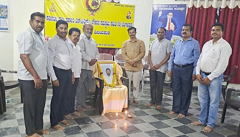 ವಿಜಯಪುರದ ರಾಜ್ಯ ಸರ್ಕಾರಿ ಎಸ್ಸಿ-ಎಸ್ಟಿ ನೌಕರರ ಸಮನ್ವಯ ಸಮಿತಿಯ ಕಚೇರಿಯಲ್ಲಿ ನಾಡೋಜ ಪ್ರಶಸ್ತಿ ಪುರಸ್ಕೃತ ಡಾ. ಸಿದ್ಧಲಿಂಗಯ್ಯನವರ ನುಡಿನಮನ ಕಾರ್ಯಕ್ರಮ ನಡೆಯಿತು. ಬಿ.ಎಚ್. ನಾಡಗಿರಿ, ಬಸವಂತ ಗುಣದಾಳ, ಸೂರ್ಯಕಾಂತ ಹೊಸಮನಿ ಮತ್ತಿತರರಿದ್ದಾರೆ.