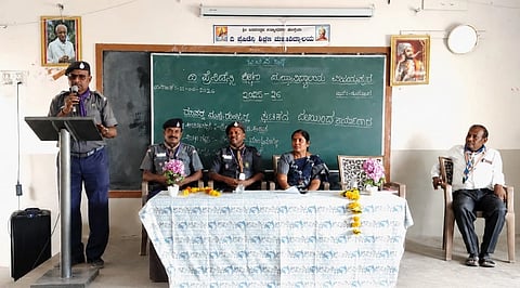 ವಿಜಯಪುರದ ದಿ ಪ್ರೆಸಿಡೆನ್ಸಿ ಶಿಕ್ಷಣ ಮಹಾವಿದ್ಯಾಲಯದ ಸಭಾಭವನದಲ್ಲಿ ರೋಜರ್ಸ್ ಅಂಡ್ ರೋವರ್ಸ್ ಘಟಕದ ಕಾರ್ಯಗಾರ ನಡೆಯಿತು. ಎಸ್.ಎಸ್. ಬೊಮ್ಮನಹಳ್ಳಿ, ಪಿ.ಎಸ್. ಕುಂಬಾರ, ಎಸ್.ಟಿ. ಬೋಳರಡ್ಡಿ ಮತ್ತಿತರರಿದ್ದಾರೆ.