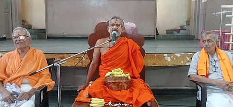 ವಿಜಯಪುರದ ಶ್ರೀ ಕೃಷ್ಣ ವಾದಿರಾಜ ಮಠದಲ್ಲಿ ವಿದ್ಯಾರ್ಥಿ ನಿಲಯದ ಭೂಮಿ ಪೂಜೆ ನೆರವೇರಿಸಿ ಶ್ರೀ ವಿಶ್ವಪ್ರಸನ್ನತೀರ್ಥ ಶ್ರೀಪಾದರು ಆಶೀರ್ವಚನ ನೀಡಿದರು. ಗೋಪಾಲ ನಾಯಕ, ಡಾ. ಮಂಗಲಗಿ ಇದ್ದಾರೆ.