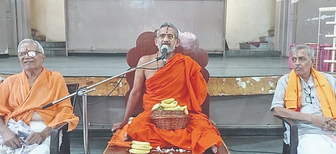 ವಿಜಯಪುರದ ಶ್ರೀ ಕೃಷ್ಣ ವಾದಿರಾಜ ಮಠದಲ್ಲಿ ವಿದ್ಯಾರ್ಥಿ ನಿಲಯದ ಭೂಮಿ ಪೂಜೆ ನೆರವೇರಿಸಿ ಶ್ರೀ ವಿಶ್ವಪ್ರಸನ್ನತೀರ್ಥ ಶ್ರೀಪಾದರು ಆಶೀರ್ವಚನ ನೀಡಿದರು. ಗೋಪಾಲ ನಾಯಕ, ಡಾ. ಮಂಗಲಗಿ ಇದ್ದಾರೆ.