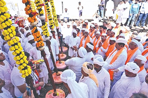 ವಿಜಯಪುರದ ಸಿದ್ಧೇಶ್ವರ ದೇವಸ್ಥಾನದ ಆವರಣದಲ್ಲಿ ನಡೆದ ಕಾರ್ಯಕ್ರಮದಲ್ಲಿ ನಂದಿಧ್ವಜಗಳಿಗೆ ಶಾಸಕ ಬಸನಗೌಡ ಪಾಟೀಲ ಯತ್ನಾಳ ಪೂಜೆ ನೆರವೇರಿಸಿದರು. ಎಂ.ಎಸ್. ಕರಡಿ, ಎಸ್.ಸಿ. ಉಪ್ಪಿನ ಮತ್ತು ಭಕ್ತಾಧಿಗಳಿದ್ದಾರೆ.