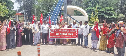 ಕಾರ್ಮಿಕ ವಿರೋಧಿ ಕಾನೂನುಗಳನ್ನು ಕೂಡಲೇ ಹಿಂಪಡೆಯಬೇಕೆಂದು ಆಗ್ರಹಿಸಿ ಸಿಐಟಿಯು ಪದಾಧಿಕಾರಿಗಳು ವಿಜಯಪುರದ ಡಾ. ಬಿ.ಆರ್. ವೃತ್ತದಲ್ಲಿ ಪ್ರತಿಭಟನೆ ನಡೆಸಿದರು. ಲಕ್ಷ್ಮಣ ಹಂದ್ರಾಳ, ಸುರೇಶ ಜೀಬಿ, ಸುನಂದಾ ನಾಯಕ ಮತ್ತಿತರರಿದ್ದಾರೆ.