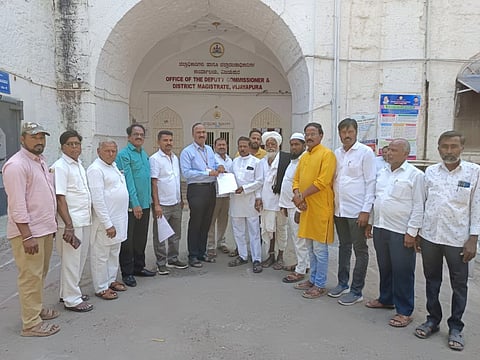 ವಿಜಯಪುರ ಜಿಲ್ಲಾ ಕುರಿಗಾರರ ಸಂಘದ ಪದಾಽಕಾರಿಗಳು ವಿವಿಧ ಬೇಡಿಕೆಗಳನ್ನು ಈಡೇರಿಸುವಂತೆ ಒತ್ತಾಯಿಸಿ ಅಪರ ಜಿಲ್ಲಾಽಕಾರಿ ಔದ್ರಾಮ ಅವರಿಗೆ ಮನವಿ ಸಲ್ಲಿಸಿದರು. ಮೋಹನ ಮೇಟಿ, ದೇವಕಾಂತ ಬಿಜ್ಜರಗಿ, ಮೋಹನ ದಳವಾಯಿ ಮತ್ತಿತರರಿದ್ದಾರೆ.