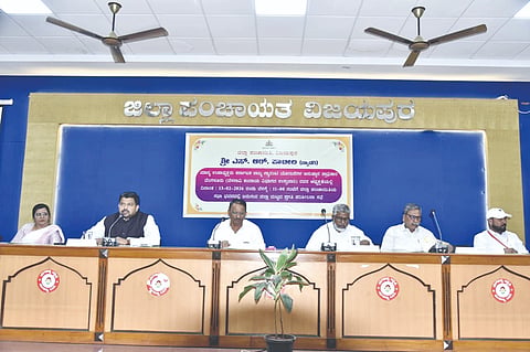ವಿಜಯಪುರದ ಜಿ.ಪಂ. ಸಭಾಂಗಣದಲ್ಲಿ ಜಿಲ್ಲಾ ಮಟ್ಟದ ಗ್ಯಾರಂಟಿ ಯೋಜನೆಗಳ ಸಾಽಸಲು ಪರಿಶೀಲನಾ ಸಭೆ ನಡೆಯಿತು. ಎಸ್.ಆರ್. ಪಾಟೀಲ (ಬ್ಯಾಡಗಿ), ಇಲಿಯಾಸ ಬೋರಾಮಣಿ, ರಿಷಿ ಆನಂದ ಮತ್ತಿತರರಿದ್ದಾರೆ.