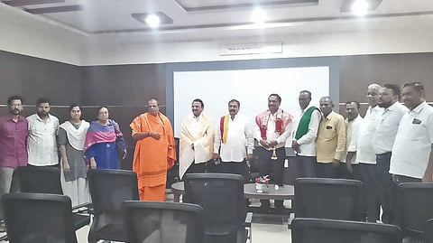 ಸರ್ಕಾರಿ ವೈದ್ಯಕೀಯ ಕಾಲೇಜು ಸ್ಥಾಪನೆಗೆ ಸಂಬAಽಸಿದAತೆ ಅಗತ್ಯ ಪ್ರಕ್ರಿಯೆಗಳಿಗಾಗಿ ನೇಮಕಗೊಂಡ ವಿಶೇಷ ಅಽಕಾರಿ ಡಾ. ರಾಜಶೇಖರ ದ್ಯಾಬೇರಿ ಅವರನ್ನು ಜಿಲ್ಲಾಸ್ಪತ್ರೆಯಲ್ಲಿ ಸರ್ಕಾರಿ ವೈದ್ಯಕೀಯ ಕಾಲೇಜು ಸ್ಥಾಪನಾ ಹೋರಾಟ ಸಮಿತಿಯ ಸದಸ್ಯರು ವಿಜಯಪುರ ನಗರದಲ್ಲಿ ಭೇಟಿ ಸನ್ಮಾನಿಸಿದರು. ಶಿವಾನಂದ ಮಾಸ್ತಿಹೋಳಿ, ಸಿದ್ದಲಿಂಗ ಬಾಗೇವಾಡಿ, ಅನಿಲ ಹೊಸಮನಿ ಮತ್ತಿತರರಿದ್ದಾರೆ.