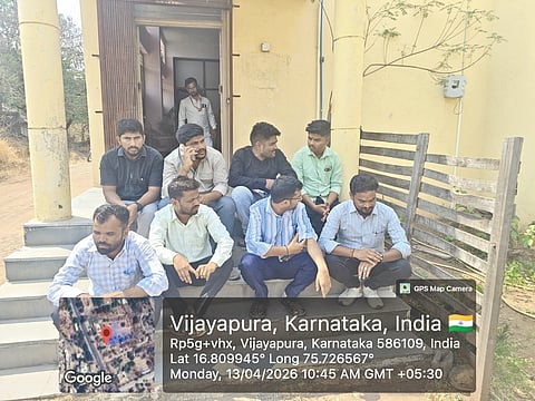 ಕೊಳಗೇರಿ ನಿವಾಸಿಗಳ ವಿವಿಧ ಬೇಡಿಕೆಗಳಿಗೆ ಆಗ್ರಹಿಸಿ ದಲಿತ ಸ್ವರಾಜ್ಯ ಸೇನೆ ಮತ್ತು ಕರ್ನಾಟಕ ಸಂಘಟನೆ ಪದಾಽಕಾರಿಗಳು ವಿಜಯಪುರದಲ್ಲಿ ಕೊಳಗೇರಿ ಅಭಿವೃದ್ಧಿ ಮಂಡಳಿ ಕಚೇರಿಗೆ ಮುತ್ತಿಗೆ ಹಾಕಿ ಪ್ರತಿಭಟನೆ ನಡೆಸಿದರು. ಗೌಡಪ್ಪ ಬಡಿಗೇರ, ಅಕ್ಷಯ ಕುಮಾರ, ಅಮೃತ ಮತ್ತಿತರರಿದ್ದಾರೆ.