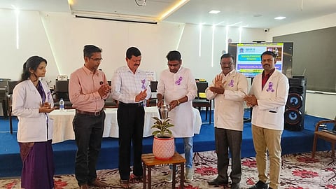 ವಿಜಯಪುರದ ಆರ್‌ಕೆಎಂ ಆರ್ಯುವೇದ ಆಸ್ಪತ್ರೆಯಲ್ಲಿ ಹಮ್ಮಿಕೊಂಡಿದ್ದ ರಾಷ್ಟಿçÃಯ ಕುಷ್ಠರೋಗ ದಿನಾಚರಣೆ ಕಾರ್ಯಕ್ರಮವನ್ನು ಗಣ್ಯರು ಉದ್ಘಾಟಿಸಿದರು. ಶಂಭುಲಿAಗಯ್ಯ ಕರ್ಪೂರಮಠ, ಎನ್.ಎಂ. ರುದ್ರಗೌಡ, ಬಸವರಾಜೇಶ್ವರಿ ಪಾಟೀಲ ಮತ್ತಿತರರಿದ್ದಾರೆ.