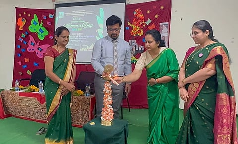ವಿಜಯಪುರದ ಎವಿಎಸ್ ಆಯುರ್ವೇದ ಮಹಾವಿದ್ಯಾಲಯ, ಆಸ್ಪತ್ರೆ ಮತ್ತು ಸಂಶೋಧನೆ ಕೇಂದ್ರದಲ್ಲಿ ಹಮ್ಮಿಕೊಂಡಿದ್ದ ಅಂತಾರಾಷ್ಟಿçÃಯ ಮಹಿಳಾ ದಿನ ಕಾರ್ಯಕ್ರಮವನ್ನು ಉಜ್ವಲಾ ಸರನಾಡಗೌಡ ಉದ್ಘಾಟಿಸಿದರು. ಅಶೋಕ ಪಾಟೀಲ, ವಿಜಯಲಕ್ಷಿ÷್ಮ ಬೆನಕಟ್ಟಿ, ಪ್ರಸಾದಶಕ್ತಿ ಗನ್ನೂರ ಮತ್ತಿತರರಿದ್ದರು.