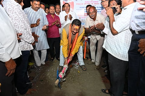 ವಿಜಯಪುರದ ಅಲಕುಂಟೆ ನಗರದಲ್ಲಿ ವಿವಿಧ ಅಭಿವೃದ್ಧಿ ಕಾಮಗಾರಿಗಳಿಗೆ ಶಾಸಕ ಬಸನಗೌಡ ಪಾಟೀಲ ಯತ್ನಾಳ ಭೂಮಿಪೂಜೆ ನೆರವೇರಿಸಿದರು. ಮಳುಗೌಡ ಪಾಟೀಲ, ಚಂದ್ರು ಚೌದರಿ ಮತ್ತಿತರರಿದ್ದಾರೆ.