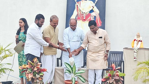 ವಿಜಯಪುರದ ಭವಾನಿ ನಗರದಲ್ಲಿ ಹಮ್ಮಿಕೊಂಡಿದ್ದ ಸ್ವಾಮಿ ವಿವೇಕಾನಂದ ಜಯಂತಿಯನ್ನು ಗಣ್ಯರು ಉದ್ಘಾಟಿಸಿದರು. ಶಾಂತೇಶ ಕಳಸಗೊಂಡ, ರಾಜೇಶ ದೇವಗಿರಿ, ಚಂದ್ರಶೇಖರ ಕವಟಗಿ ಮತ್ತಿತರರಿದ್ದಾರೆ.