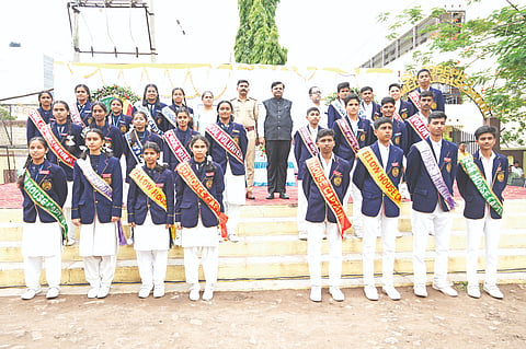 ವಿಜಯಪುರದ ಸೇಂಟ್ ಜೋಸೆ-ï ಆಂಗ್ಲ ಮಾಧ್ಯಮ ಪ್ರಾಥಮಿಕ ಮತ್ತು ಪ್ರೌಢ ಶಾಲೆಯಲ್ಲಿ ವಿದ್ಯಾರ್ಥಿ ಪ್ರತಿನಿಽಗಳ ಪದಗ್ರಹಣ ಸಮಾರಂಭ ನಡೆಯಿತು. ಸಂಗಮೇಶ ಬಬಲೇಶ್ವರ, ಭೀರಪ್ಪ ಕೋಟಿ, ಶಾಜು ಜೊಸೇಫ್ ಮತ್ತಿತರರಿದ್ದಾರೆ.