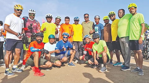 ಆಶಾಢ ಏಕಾದಶಿ ಅಂಗವಾಗಿ ಸುಕ್ಷೇತ್ರ ಪಂಢರಪುರದಲ್ಲಿ ಹಮ್ಮಿಕೊಂಡಿದ್ದ ಸೈಕಲ್ ವಾರಿ ಭಾಗವಹಿಸಿದ್ದ ವಿಜಯಪುರದ ವಿಸಿಜಿ ಗ್ರೂಪ್ ಸದಸ್ಯರು. ಶಿವನಗೌಡ ಪಾಟೀಲ, ರವಿ ಚೌಧರಿ, ಮಹಾಂತೇಶ ಜಾಲಗೇರಿ ಮತ್ತಿತರರಿದ್ದಾರೆ.