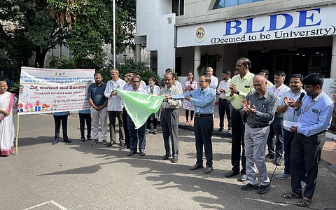 ವಿಜಯಪುರದ ಬಿಎಲ್‌ಡಿಇ ಡೀಮ್ಡï ವಿಶ್ವವಿದ್ಯಾಲಯದ ಬಿ.ಎಂ. ಪಾಟೀಲ ವೈದ್ಯಕೀಯ ಮಹಾವಿದ್ಯಾಲಯ, ಆಸ್ಪತ್ರೆ ಮತ್ತು ಸಂಶೋಧನಾ ಕೇಂದ್ರದಲ್ಲಿ ಅಂಗಾAಗ ದಾನದ ಮಹತ್ವ ಕುರಿತು ಹಮ್ಮಿಕೊಂಡಿದ್ದ ಜನ ಜಾಗೃತಿ ಜಾಥಾಗೆ ಗಣ್ಯರು ಚಾಲನೆ ನೀಡಿದರು. ಅರುಣ ಇನಾಮದಾರ, ವಿಜಯಕುಮಾರ ಕಲ್ಯಾಣಪಗೋಳ ಮತ್ತಿತರರಿದ್ದಾರೆ.