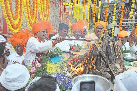 ವಿಜಯಪುರದ ಶ್ರೀ ಸಿದ್ಧರಾಮೇಶ್ವರ ದೇವಸ್ಥಾನದಲ್ಲಿ ಹಮ್ಮಿಕೊಂಡಿದ್ದ ಹೋಮ ಹವನ ಕಾರ್ಯಕ್ರಮಗಳಲ್ಲಿ ಶಾಸಕ ಬಸನಗೌಡ ಪಾಟೀಲ ಯತ್ನಾಳ ಭಾಗಿಯಾಗಿ ಪೂಜೆ ನೆರವೇರಿಸಿದರು. ಪಕಿರಯ್ಯಾ ಶಾಸಿöÃಗಳು, ಸಿದ್ಧರಾಮಯ್ಯ ಶಾಸಿöಗಳು, ಸಂ.ಗು. ಸಜ್ಜನ ಮತ್ತಿತರಿದ್ದಾರೆ.