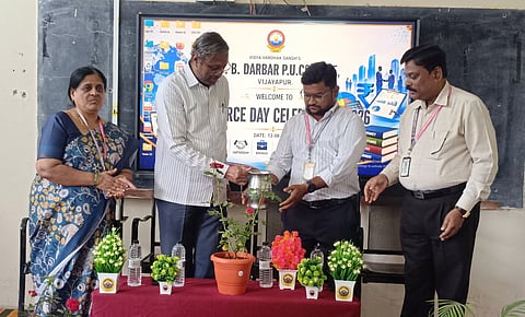 ವಿಜಯಪುರದ ವಿ.ಭ. ದರಬಾರ ಪ.ಪೂ. ಕಾಲೇಜಿನಲ್ಲಿ ಹಮ್ಮಿಕೊಂಡಿದ್ದ ವಾಣಿಜ್ಯ ದಿನಾಚರಣೆ ಕಾರ್ಯಕ್ರಮವನ್ನು ಗಣ್ಯರು ಉದ್ಘಾಟಿಸಿದರು. ವಿ.ಬಿ. ಗ್ರಾಮಪುರೋಹಿತ, ಎಸ್.ಬಿ. ಕುಂಬಾರ, ಎ.ಎಸ್. ಕುಲಕರ್ಣಿ ಮತ್ತಿತರರಿದ್ದಾರೆ.