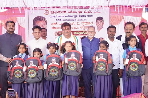 ಬಬಲೇಶ್ವರ ತಾಲೂಕಿನ ಬೋಳಚಿಕ್ಕಲಗಿ ಗ್ರಾಮದ ಆರ್‌ಎಂಎಸ್ ಪ್ರೌಢಶಾಲೆಯಲ್ಲಿ ನಿರ್ಮಿಸಲಾದ ಶಾಲೆಯ ನೂತನ ಕೊಠಡಿಗಳ ಉದ್ಘಾಟನಾ ಕಾರ್ಯಕ್ರಮದಲ್ಲಿ ಸಚಿವ ಎಂ.ಬಿ. ಪಾಟೀಲರು ವಿದ್ಯಾರ್ಥಿಗಳಿಗೆ ಸ್ಕೂಲ್ ಬ್ಯಾಗ್‌ಗಳನ್ನು ವಿತರಿಸಿದರು. ರಿಷಿ ಆನಂದ, ರಮೇಶ ರಾವ್ ಮತ್ತಿತರರಿದ್ದಾರೆ.
