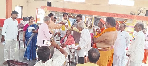 ವಿಜಯಪುರದ ಗಣೇಶ ನಗರದಲ್ಲಿ ನಡೆದ ಅಖಿಲ ಕರ್ನಾಟಕ ಜ್ಯೋತಿಷಿಗಳ ಒಕ್ಕೂಟದ ಸಭೆಯಲ್ಲಿ ನೂತನ ರಾಜÁ್ಯಧ್ಯಕ್ಷ ವಿದ್ವಾನ್ ಗುರುರಾಜ ಆಚಾರ್ಯ ಹೆರಕಲ್ಲ ಅವರನ್ನು ಸನ್ಮಾನಿಸಲಾಯಿತು. ಉದಯ ದೌಲತರಾವ್ ಮುದ್ದೆಬಿಹಾಳ, ಎಸ್.ಆರ್. ಪಟ್ಟಣಶೆಟ್ಟಿ, ಗೋವಿಂದಭಟ್ಟ ಜೋಶಿ ಮತ್ತಿತರರಿದ್ದರು.