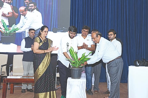 ವಿಜಯಪುರದ ಡಾ. ಫ.ಗು. ಹಳಕಟ್ಟಿ ಇಂಜಿನಿಯರಿಂಗ್ ಮತ್ತು ತಾಂತ್ರಿಕ ಮಹಾವಿದ್ಯಾಲಯದಲ್ಲಿ ಹಮ್ಮಿಕೊಂಡಿದ್ದ ಮಾಸ್ಟರ್ ಕ್ಲಾಸ್ ಆನ್ ನಿಕಾನ್ ಮಿರರ್ಲೆಸ್ ಟೆಕ್ನಾಲಜಿ ವಿಷಯ ಕುರಿತ ರಾಷ್ಟ್ರೀಯ ಮಟ್ಟದ ವಿಶೇಷ ತಾಂತ್ರಿಕ ಕಾರ್ಯಾಗಾರಕ್ಕೆ ಗಣ್ಯರು ಚಾಲನೆ ನೀಡಿದರು. ಧ್ರುವ ಪಾಟೀಲ, ಗಗನ ಹಿರೇದೇಸಾಯಿ, ಮಂಜುನಾಥ ಪಿ. ಮತ್ತಿತರರಿದ್ದಾರೆ.
