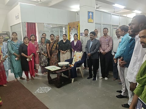ವಿಜಯಪುರದ ಬಂಗಾರಮ್ಮ ಸಜ್ಜನ ಕಲಾ, ವಾಣಿಜ್ಯ ಹಾಗೂ ವಿಜ್ಞಾನ ಮಹಿಳಾ ಮಹಾವಿದ್ಯಾಲಯದಲ್ಲಿ ರಾಷ್ಟಿçÃಯ ಗ್ರಂಥಪಾಲಕರ ದಿನವನ್ನು ಆಚರಿಸಲಾಯಿತು. ವೈ. ತಮ್ಮಣ್ಣ, ಸವಿತಾ ಕುಲಕರ್ಣಿ, ಭಕ್ತಿ ಮಹೇಂದ್ರಕರ ಮತ್ತಿತರರಿದ್ದಾರೆ.