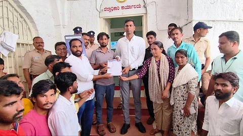 ರಾಜ್ಯದ ಗ್ರಾಮೀಣ ಹಾಗೂ ಹಿಂದುಳಿದ ಪ್ರದೇಶಗಳ ವಿದ್ಯಾರ್ಥಿಗಳಿಗೆ ಗುಣಮಟ್ಟದ ಶಿಕ್ಷಣ ಒದಗಿಸುವ ನಿಟ್ಟಿನಲ್ಲಿ ಅಗತ್ಯ ಸಂಖ್ಯೆಯಲ್ಲಿ ಶಿಕ್ಷಕರ ನೇಮಕಾತಿ ಮಾಡುವಂತೆ ಆಗ್ರಹಿಸಿ ದಲಿತ ವಿದ್ಯಾರ್ಥಿ ಪರಷತ್ ವತಿಯಿಂದ ವಿಜಯಪುರದಲ್ಲಿ ಜಿಲ್ಲಾಽಕಾರಿ ಡಾ. ಆನಂದ ಕೆ. ಅವರಿಗೆ ಮನವಿ ಸಲ್ಲಿಸಲಾಯಿತು. ಶ್ರೀನಾಥ ಪೂಜಾರಿ, ಹುಚ್ಚಪ್ಪ ಬಾವಿಮನಿ, ವಿಜಯಲಕ್ಷಿ÷್ಮÃ ಮತ್ತಿತರರಿದ್ದಾರೆ.