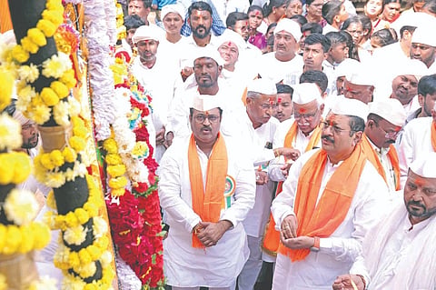 ವಿಜಯಪುರದ ಶ್ರೀ ಸಿದ್ಧೇಶ್ವರ ದೇವಸ್ಥಾನ ಆವರಣದಲ್ಲಿ ಶಾಸಕ ಬಸನಗೌಡ ಪಾಟೀಲ ಯತ್ನಾಳ ನಂದಿ ಧ್ವಜಗಳಿಗೆ ಪೂಜೆ ಸಲ್ಲಿಸಿದರು. ಗುರು ಗಚ್ಚಿನಮಠ ಮತ್ತು ಭಕ್ತಾದಿಗಳಿದ್ದಾರೆ.