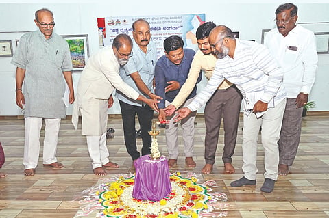 ವಿಜಯಪುರದ ಸರ್ಕಾರಿ ಆರ್ಟ್ ಗ್ಯಾಲರಿಯಲ್ಲಿ ವಿಶ್ವ ದೃಶ್ಯಕಲಾ ದಿನಾಚರಣೆ ಅಂಗವಾಗಿ ಹಮ್ಮಿಕೊಂಡಿದ್ದ ನಾಡಿನ ಶ್ರೇಷ್ಠ ಕಲಾವಿದರ ಕಲಾಕೃತಿಗಳ ಪ್ರದರ್ಶನಕ್ಕೆ ಗಣ್ಯರು ಚಾಲನೆ ನೀಡಿದರು. ಅಶೋಕ ಯಡಳ್ಳಿ, ಸಂತೋಷ ಭೋವಿ, ರಮೇಶ ಚವಾಣ್ ಮತ್ತಿತರರಿದ್ದಾರೆ.