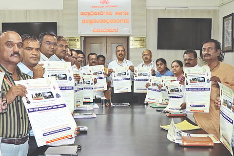 ವಿಜಯಪುರದ ಜಿಲ್ಲಾಽಕಾರಿ ಕಚೇರಿ ಸಭಾಂಗಣದಲ್ಲಿ ಹಮ್ಮಿಕೊಂಡಿದ್ದ ಸಭೆಯಲ್ಲಿ 9ನೇ ಸುತ್ತಿನ ಕಾಲು ಬಾಯಿ ಜ್ವರ ಲಸಿಕಾ ಕಾರ್ಯಕ್ರಮದ ಕರ ಪತ್ರಗಳನ್ನು ಬಿಡುಗಡೆಗೊಳಿಸಲಾಯಿತು. ಡಾ. ಔದ್ರಾಮ, ಡಾ. ರೇವಣಸಿದ್ದಪ್ಪ ಪದರಾ ಮತ್ತಿತರರಿದ್ದಾರೆ.